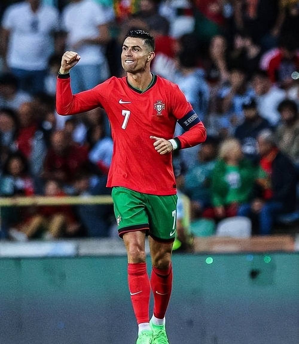 爱游戏-包含C罗在拜仁比赛中刷新纪录，领先优势明显引发热议！赛场气氛高涨的词条