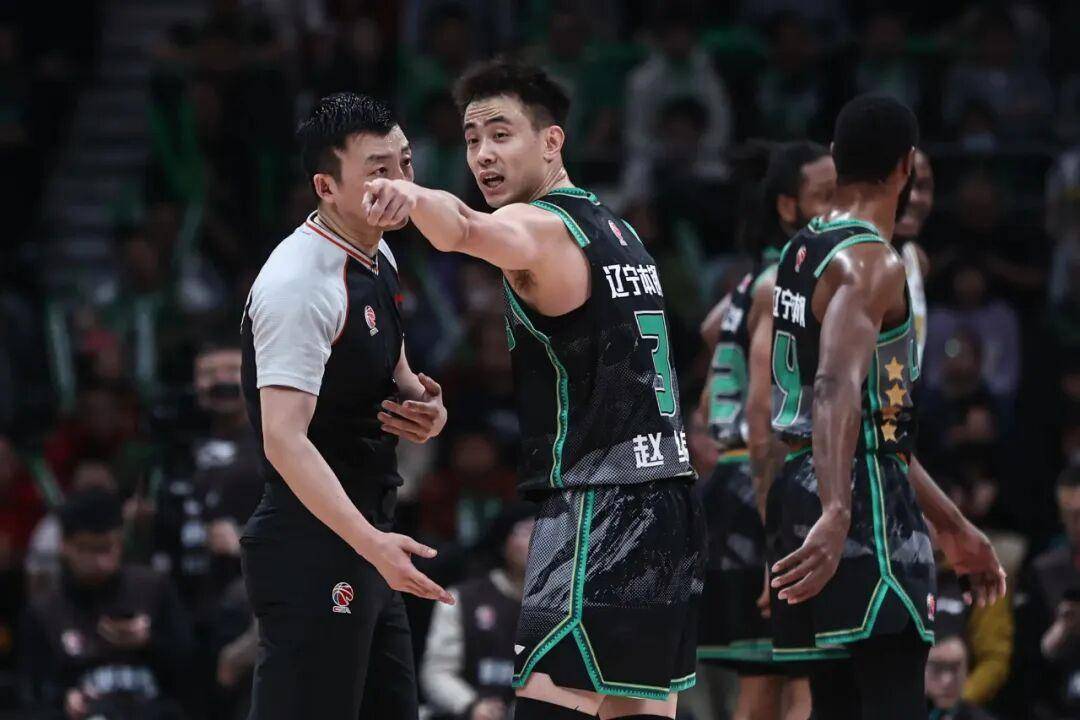 爱游戏下载-赛地聚焦：CBA常规赛集结日热度飙升；本菲卡伤情更新；引发热议；阵容厚度经受考验的简单介绍